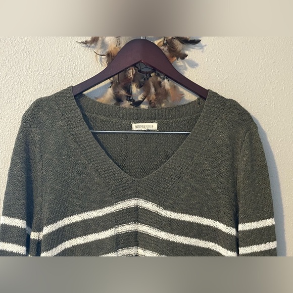 Margeaux & Ellie Women’s XL Green and White V-Neck Knit Sweater Cozy Casual - Picture 5 of 16